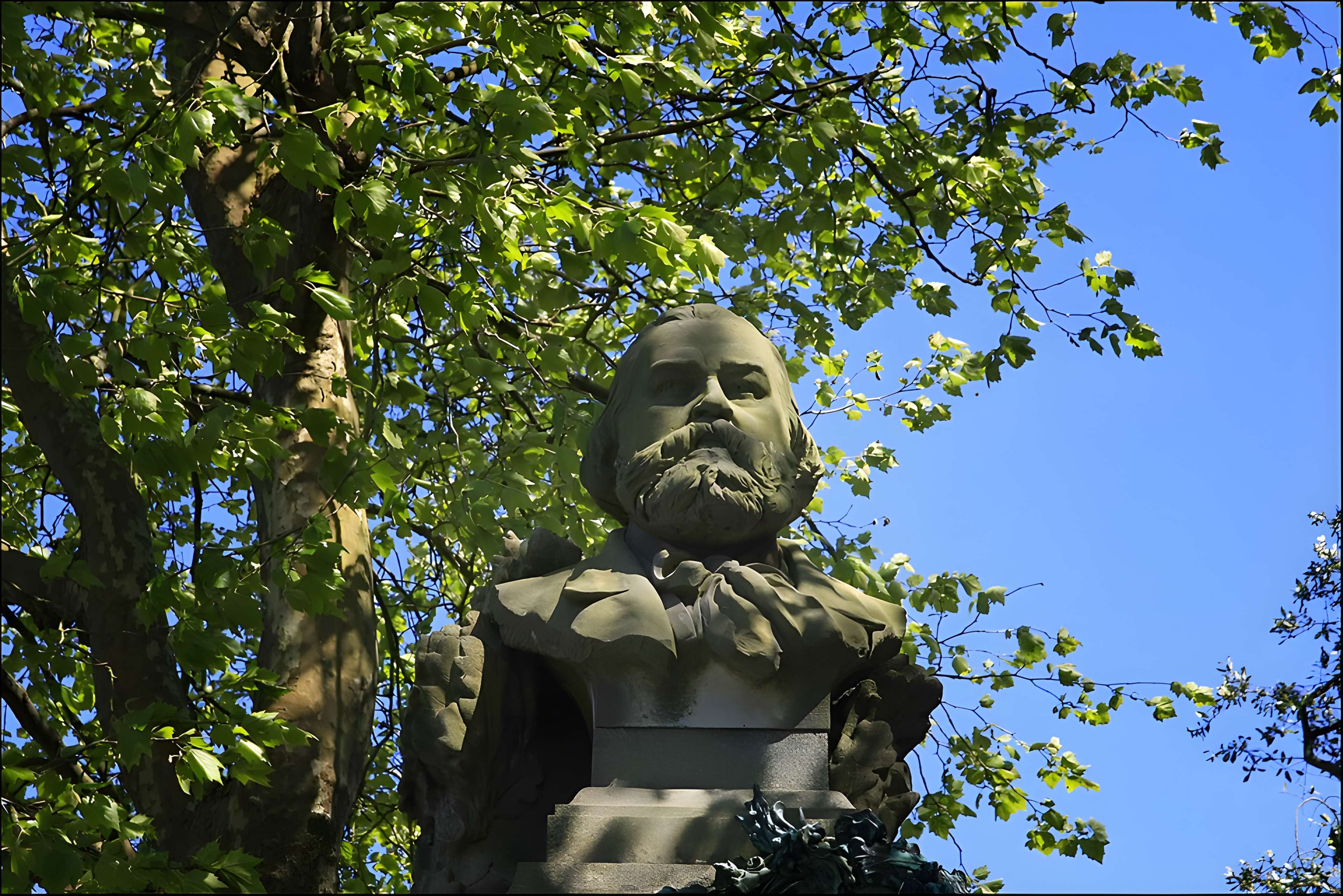 Statue de Jean-François Millet dans le jardin public, à Octeville