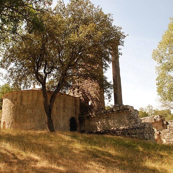 Photo de Temple romain de Château-Bas à Vernègues