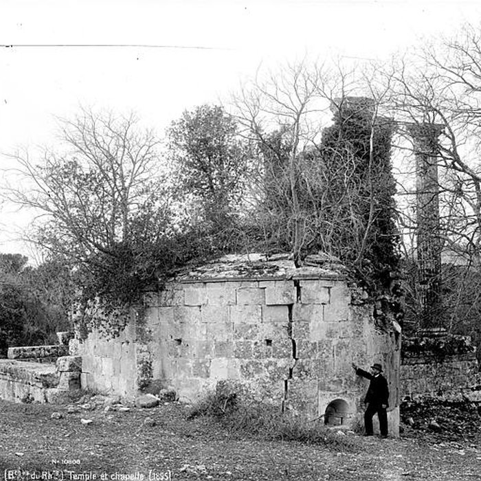 Photo de Temple romain de Château-Bas à Vernègues