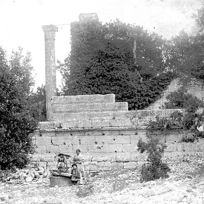 Photo de Temple romain de Château-Bas à Vernègues
