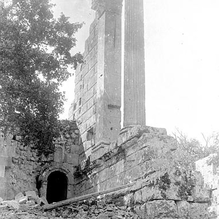 Photo de Temple romain de Château-Bas à Vernègues