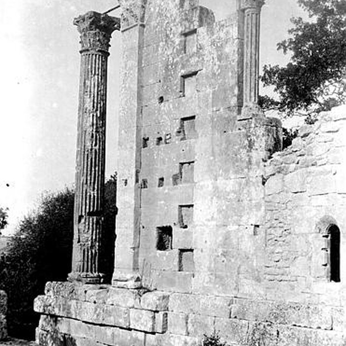 Photo de Temple romain de Château-Bas à Vernègues