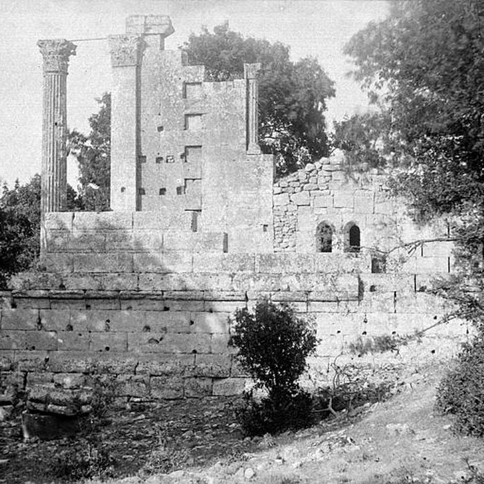 Photo de Temple romain de Château-Bas à Vernègues
