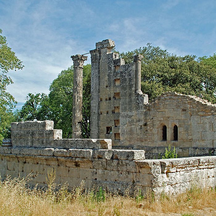 Photo de Temple romain de Château-Bas à Vernègues