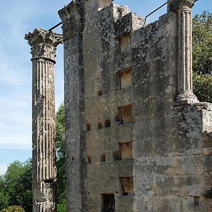 Photo de Temple romain de Château-Bas à Vernègues