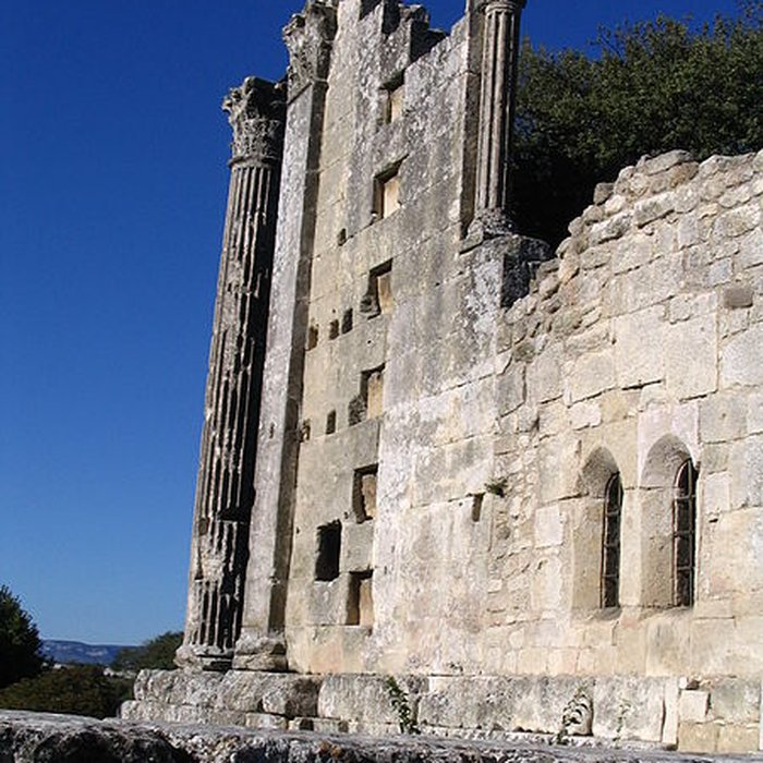 Photo de Temple romain de Château-Bas à Vernègues