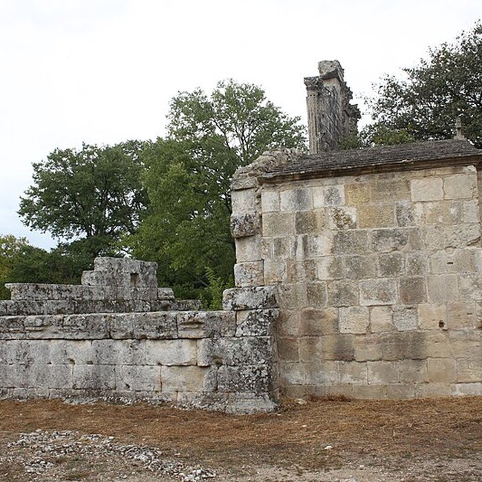 Photo de Temple romain de Château-Bas à Vernègues