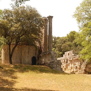 Temple romain de Château-Bas à Vernègues