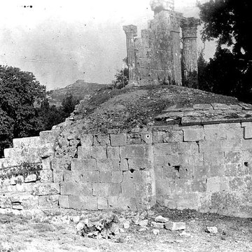 Temple romain de Château-Bas à Vernègues