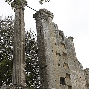 Temple romain de Château-Bas à Vernègues