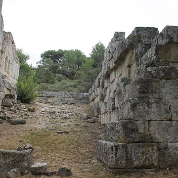Temple romain de Château-Bas à Vernègues