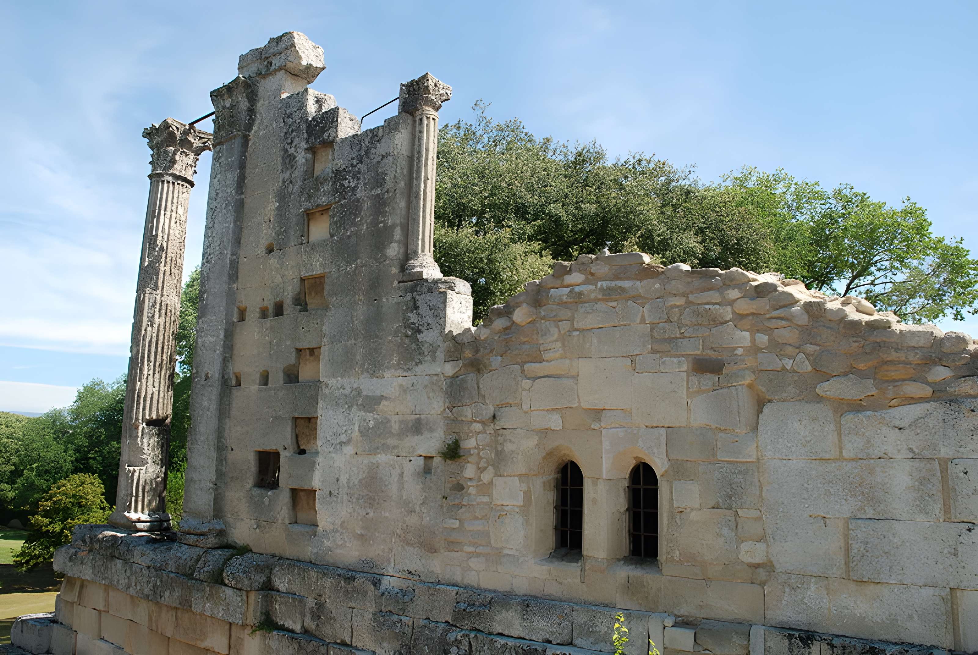 Temple romain de Château-Bas à Vernègues