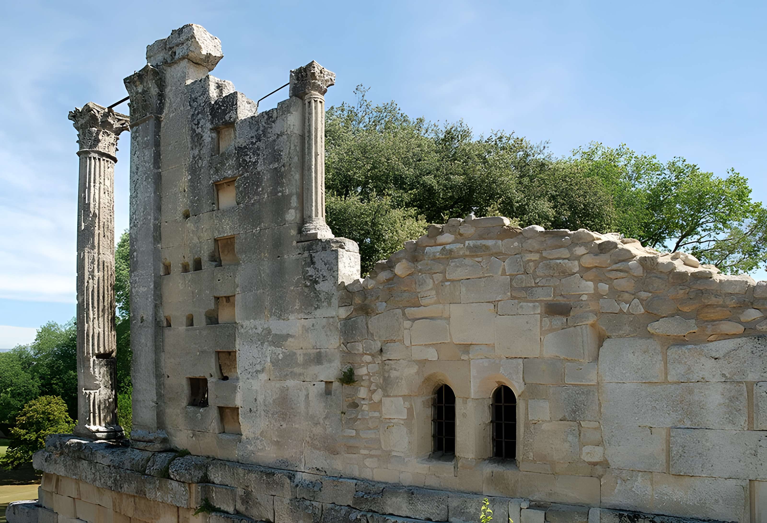 Temple romain de Château-Bas à Vernègues