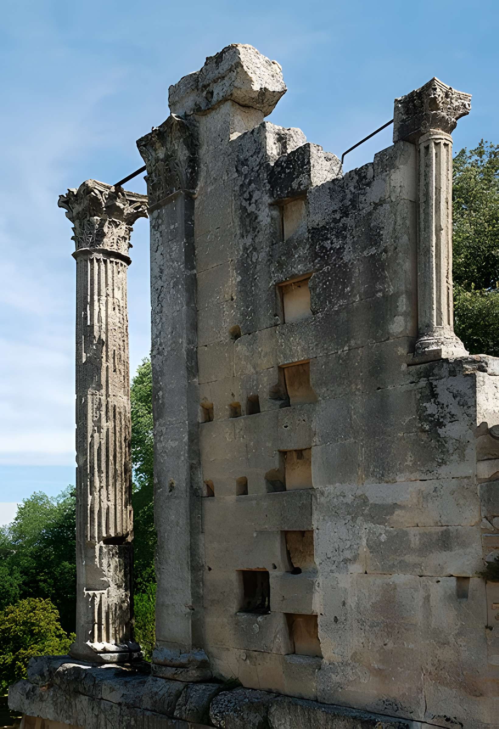 Temple romain de Château-Bas à Vernègues