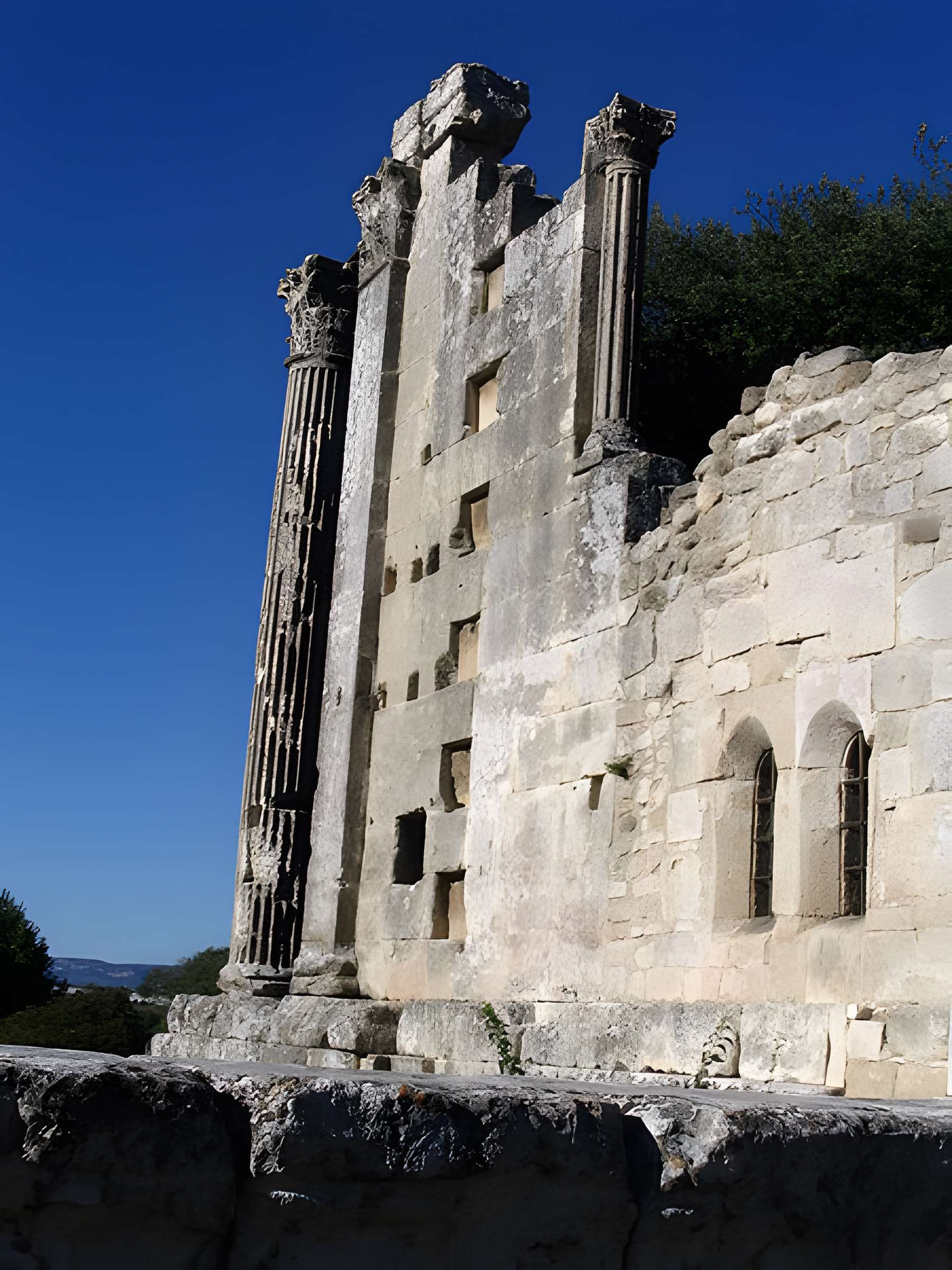 Temple romain de Château-Bas à Vernègues