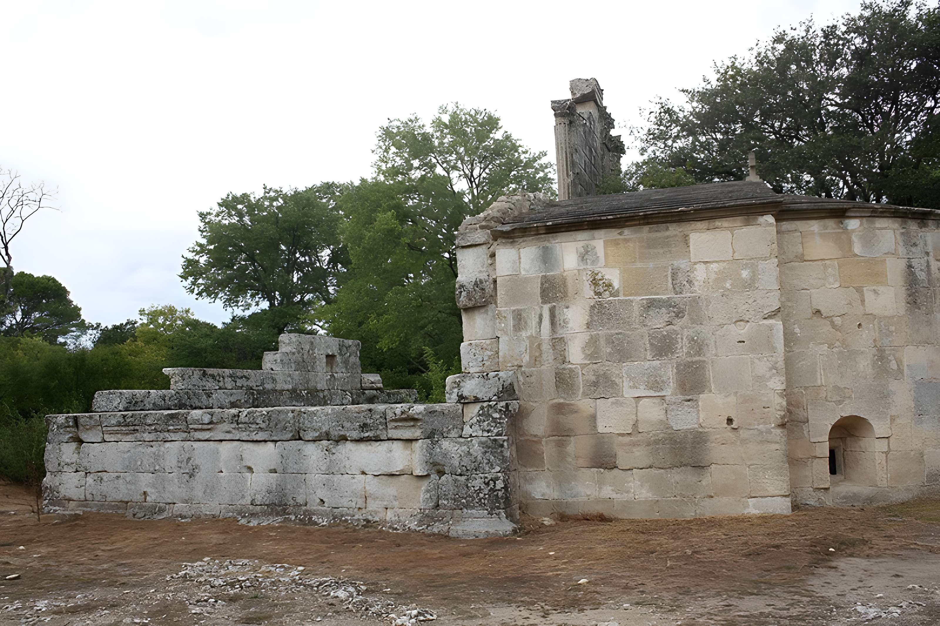 Temple romain de Château-Bas à Vernègues