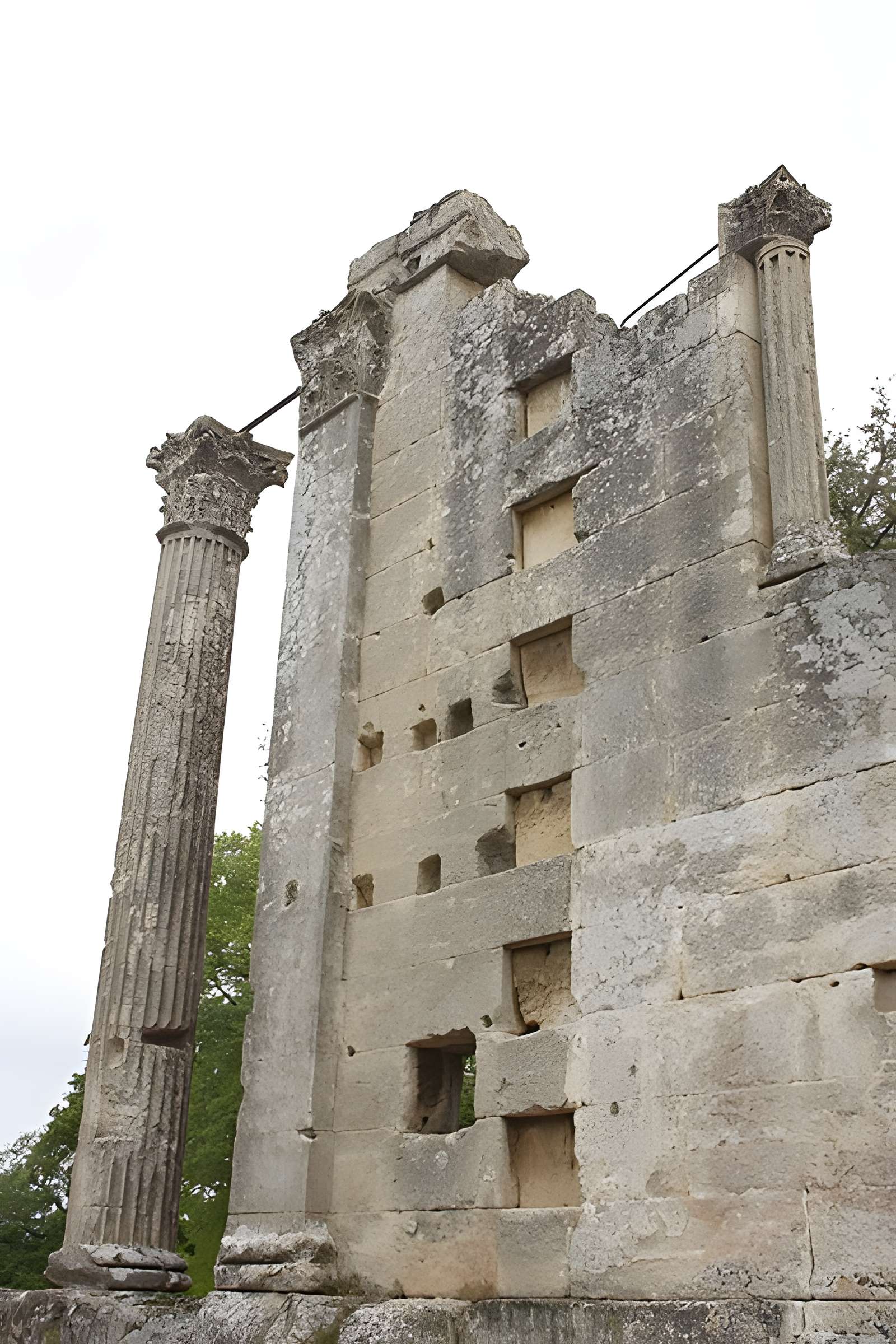 Temple romain de Château-Bas à Vernègues