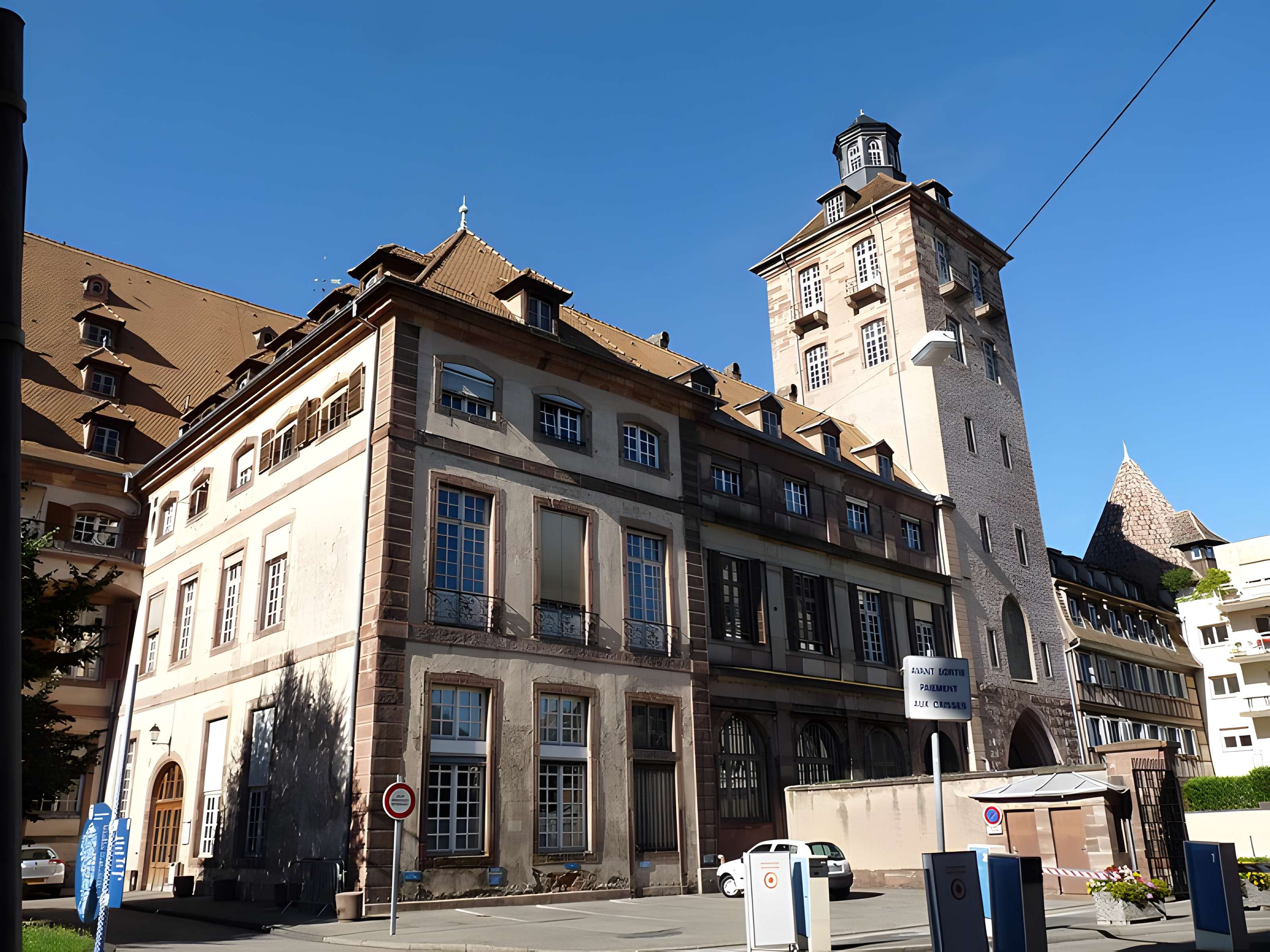 Tour au 9 Place de l'Hôpital à Strasbourg
