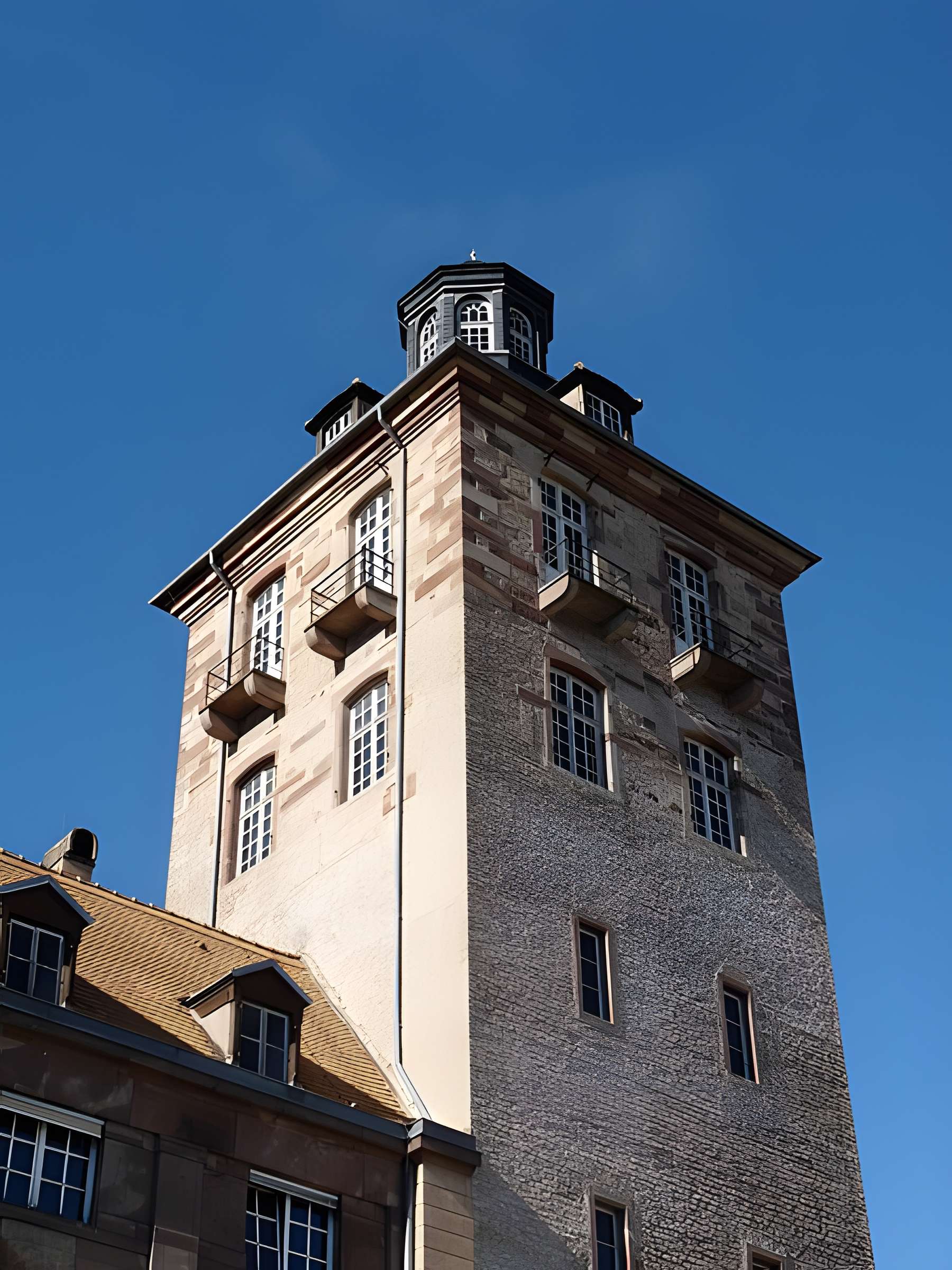 Tour au 9 Place de l'Hôpital à Strasbourg