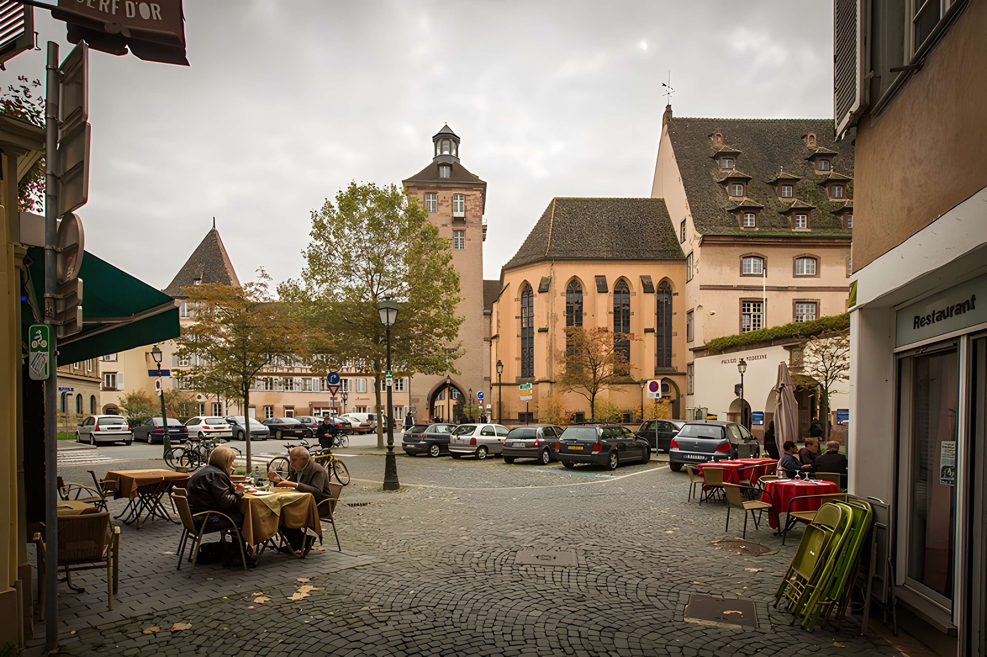 Tour au 9 Place de l'Hôpital à Strasbourg