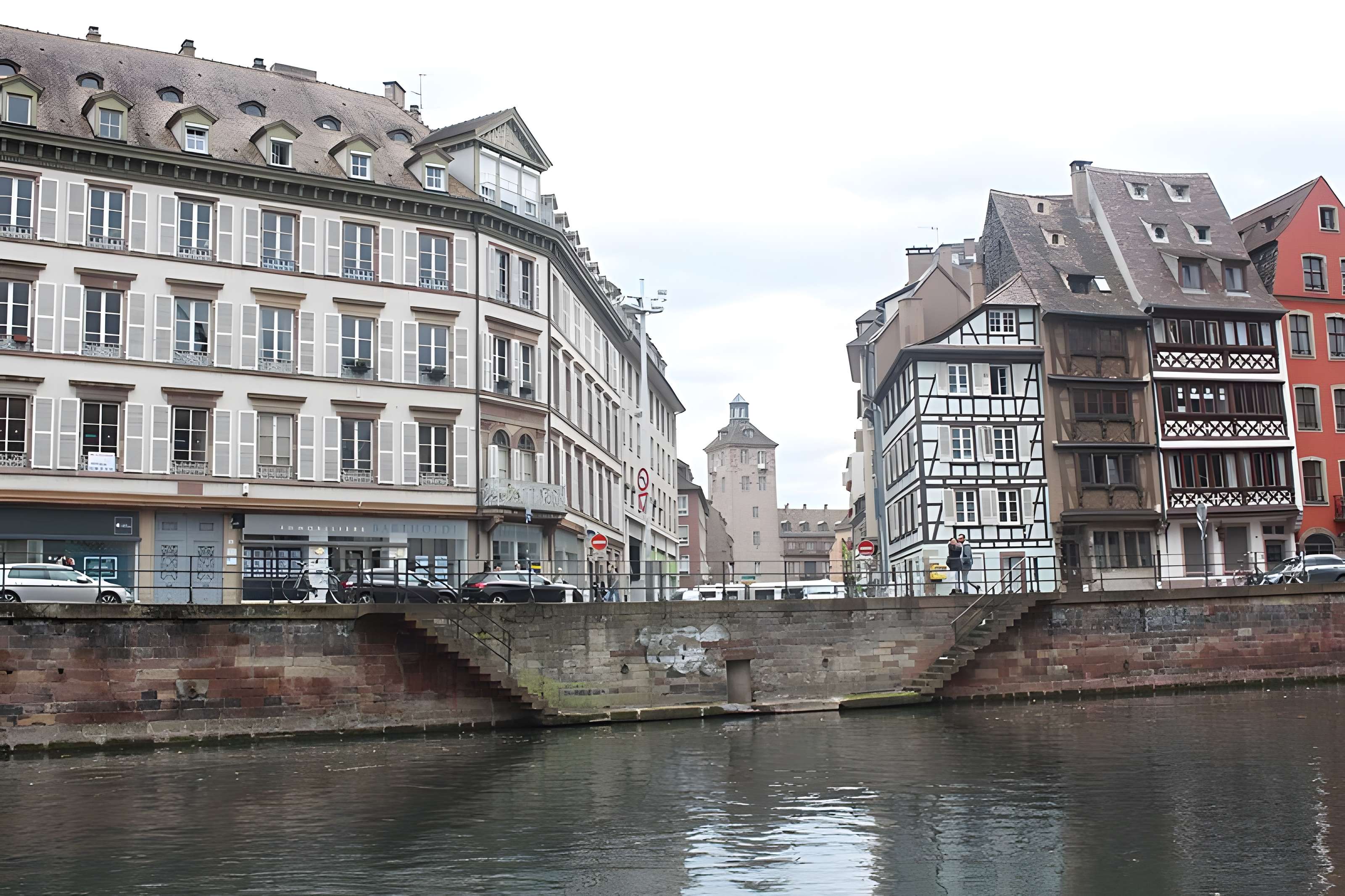 Tour au 9 Place de l'Hôpital à Strasbourg