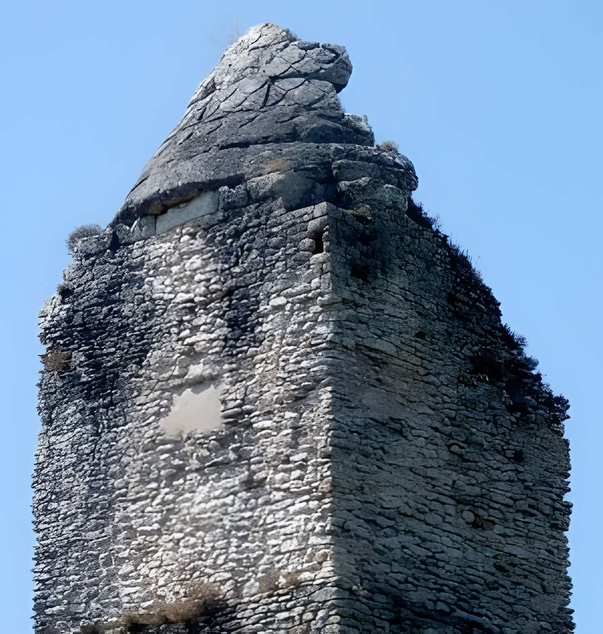 Tour de Pirelonge de Saint-Romain-de-Benet