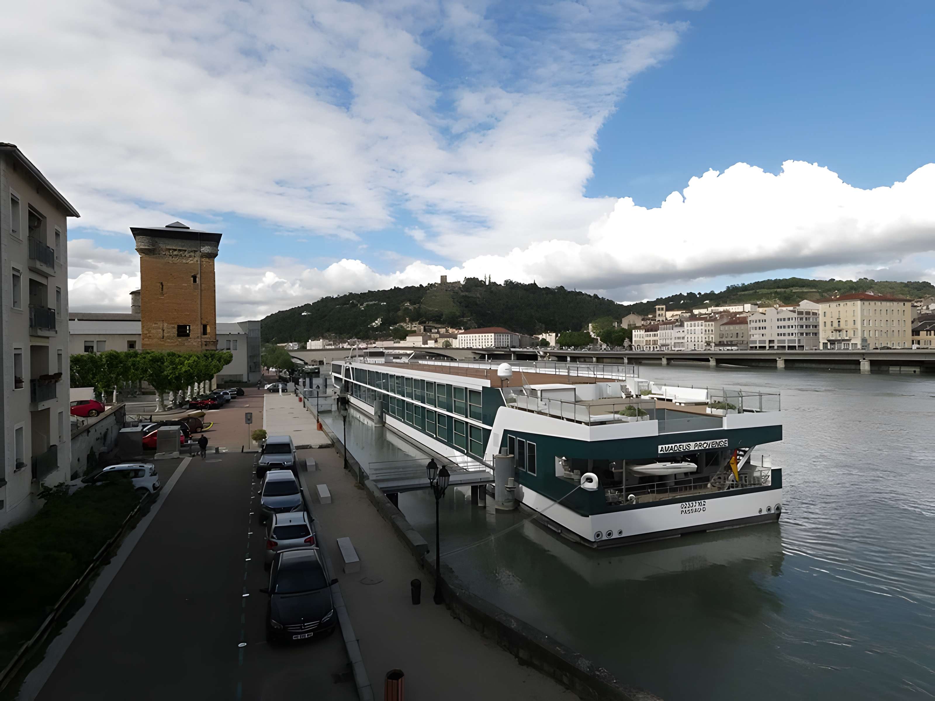 Tour des Valois de Sainte-Colombe