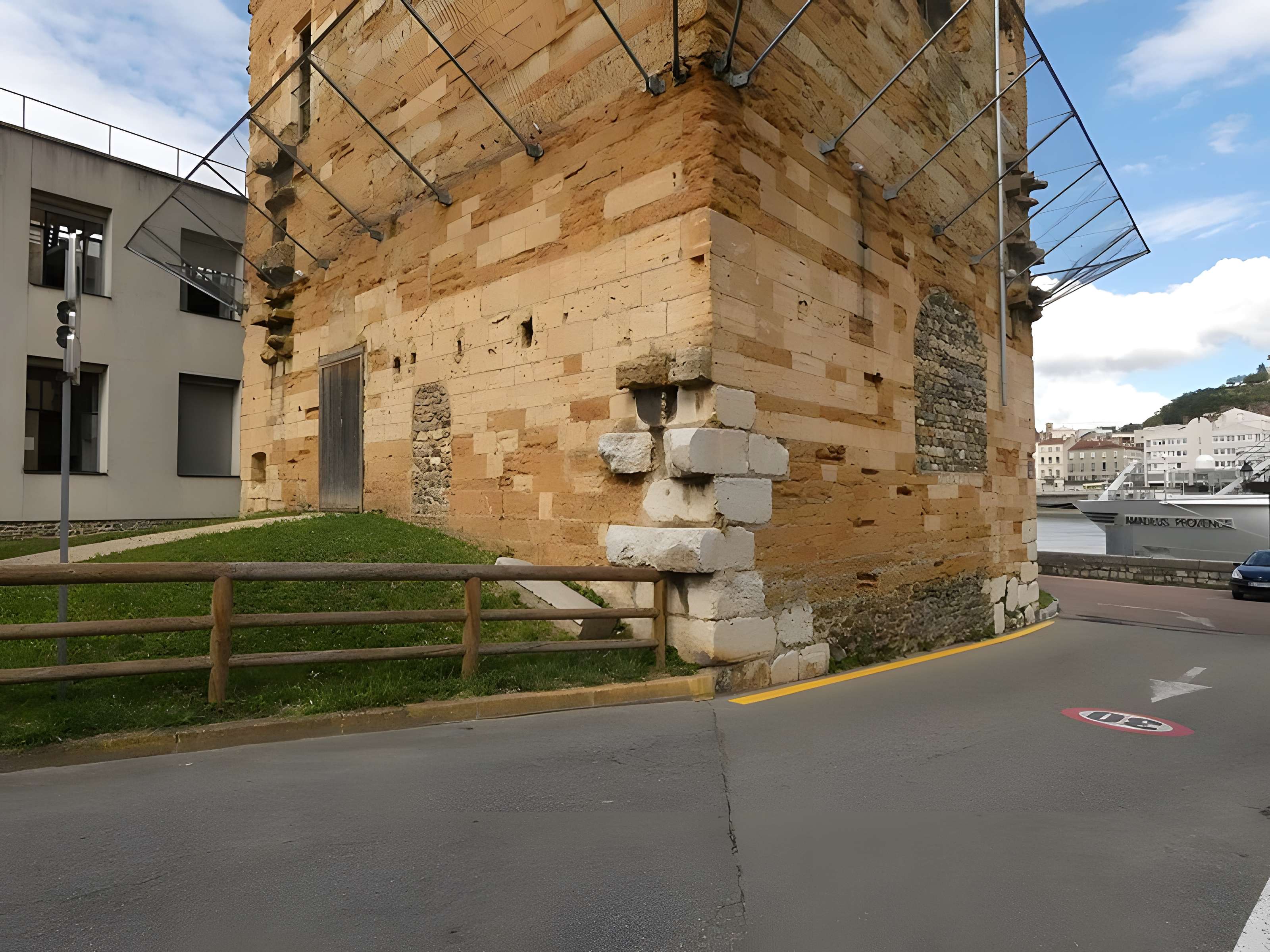 Tour des Valois de Sainte-Colombe