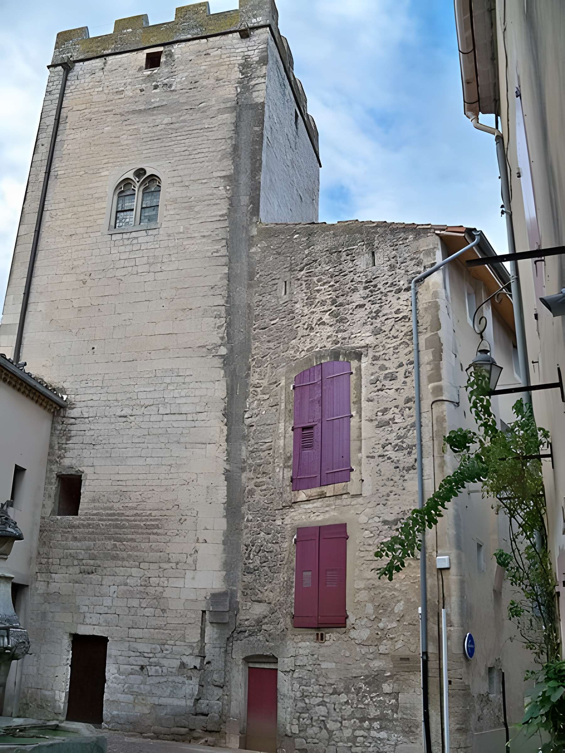 Tour Ferrande de Pernes-les-Fontaines