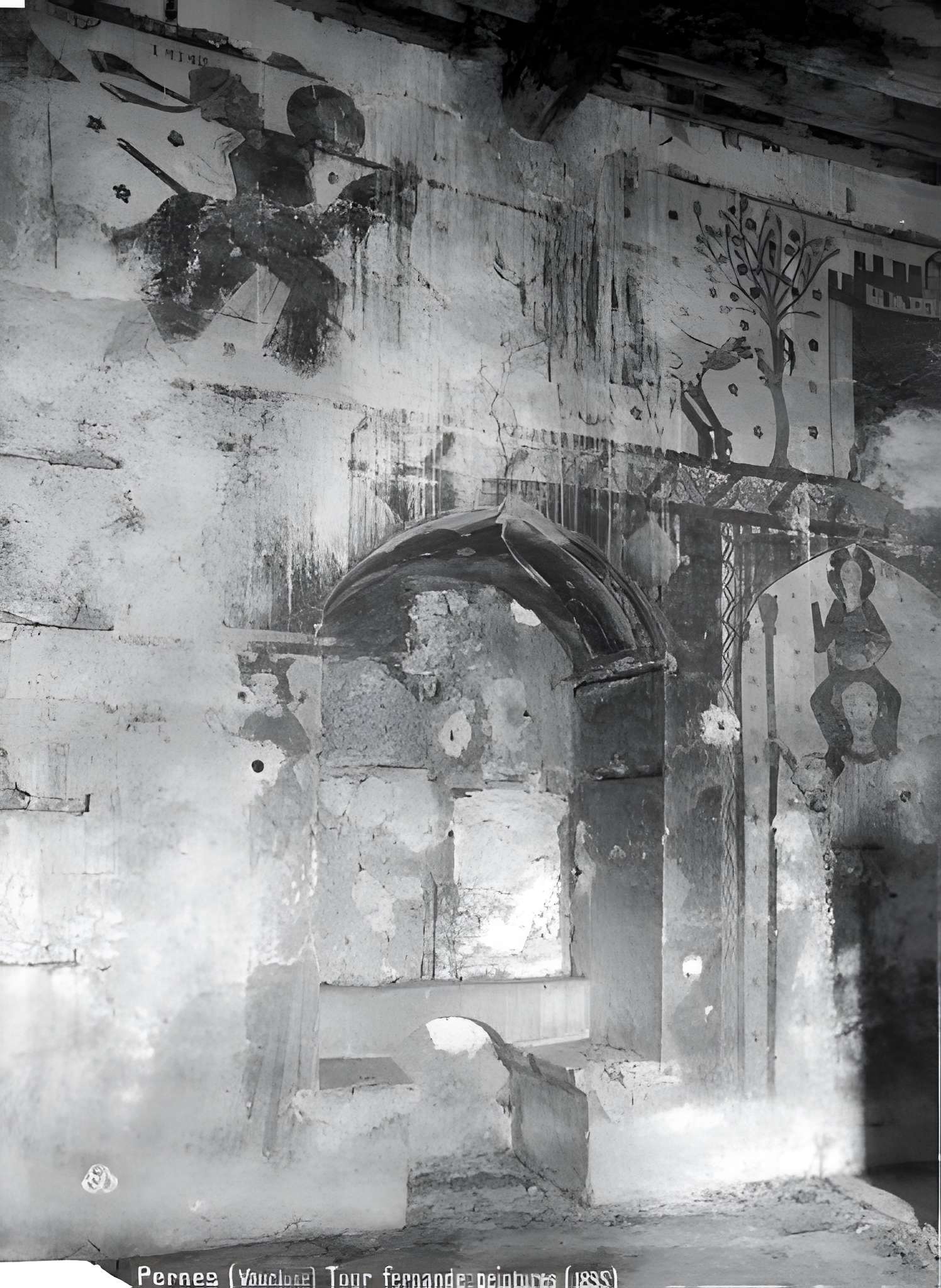 Tour Ferrande de Pernes-les-Fontaines