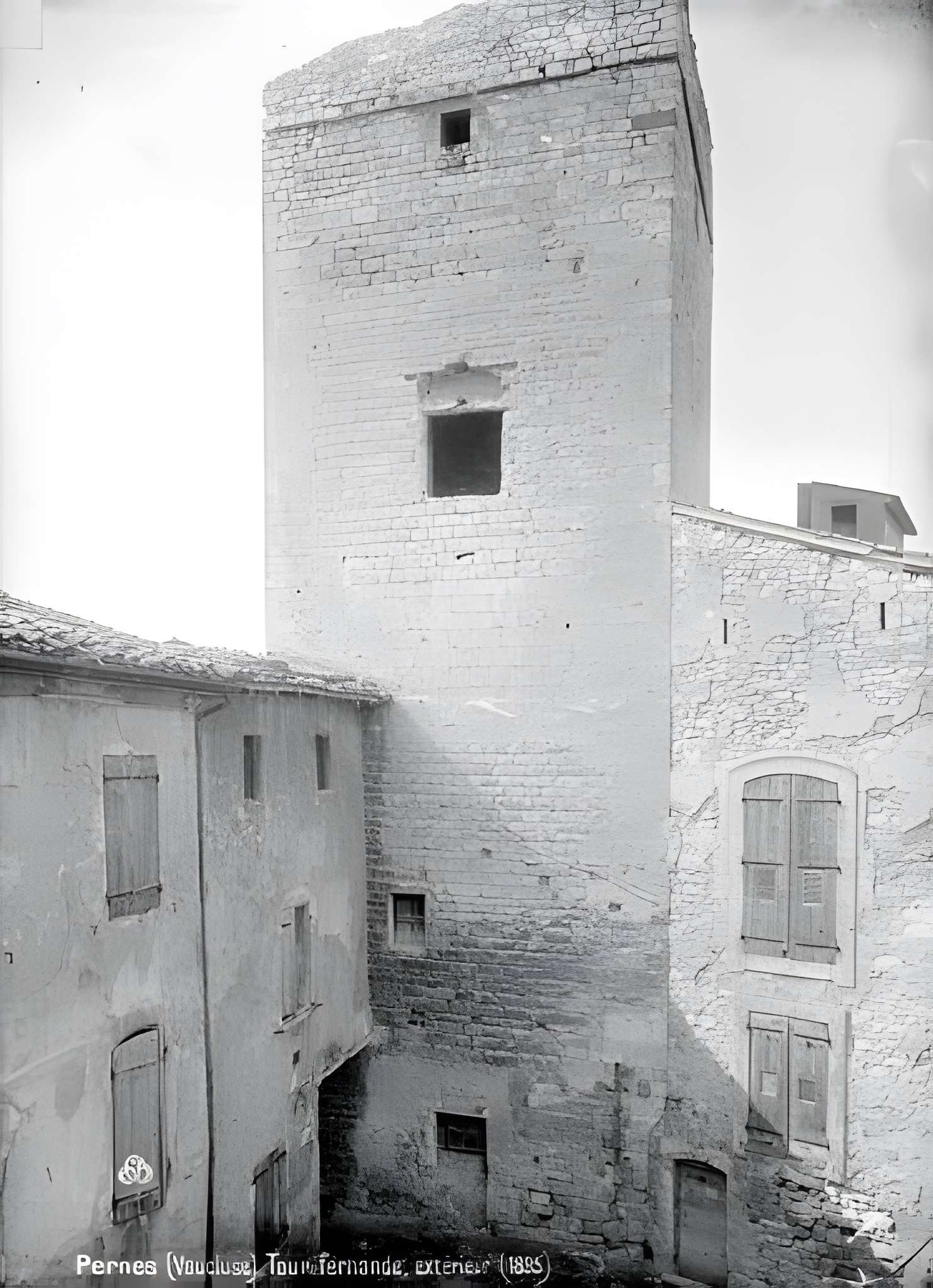 Tour Ferrande de Pernes-les-Fontaines