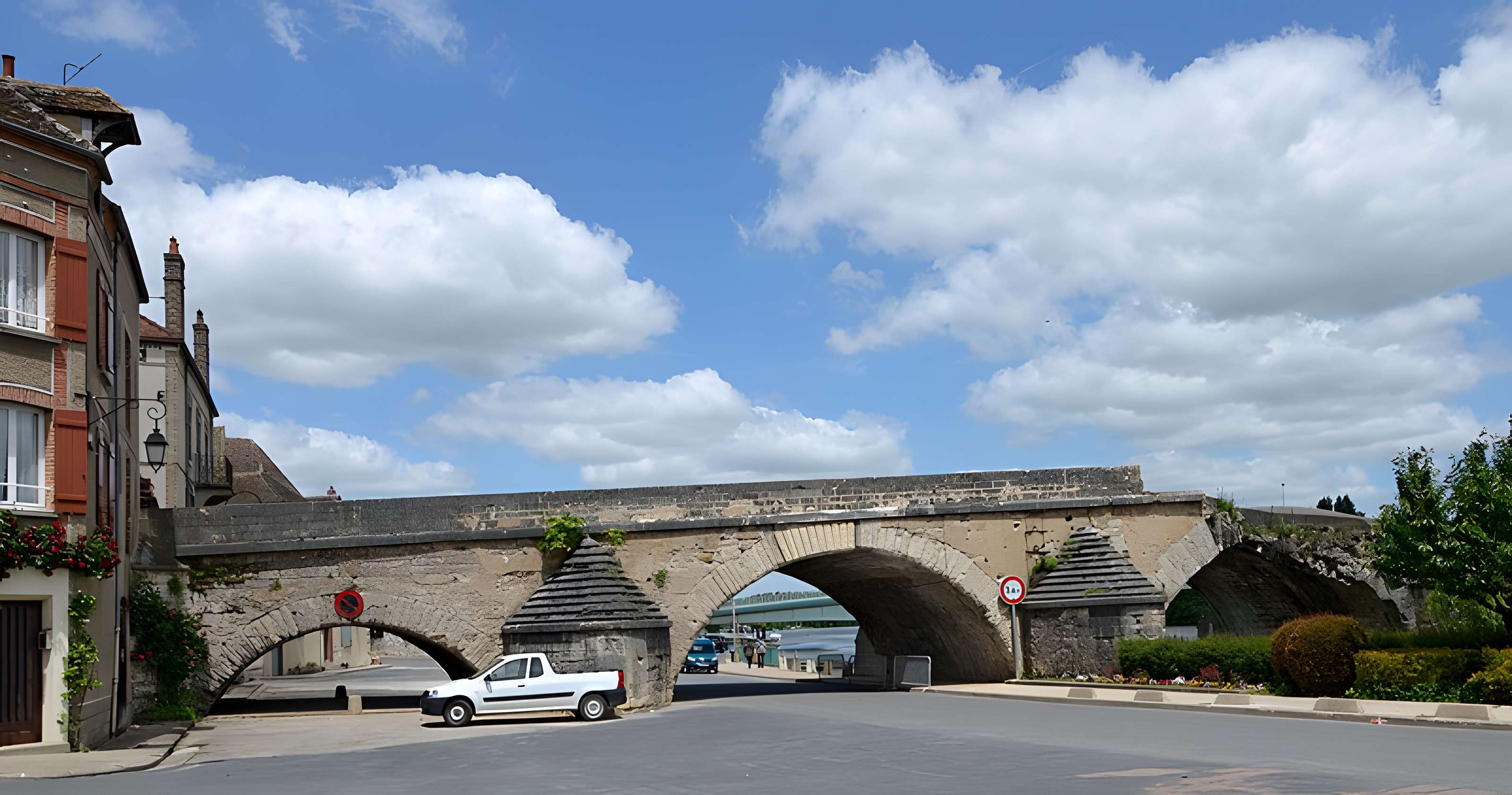 Vieux pont de Pont-sur-Yonne