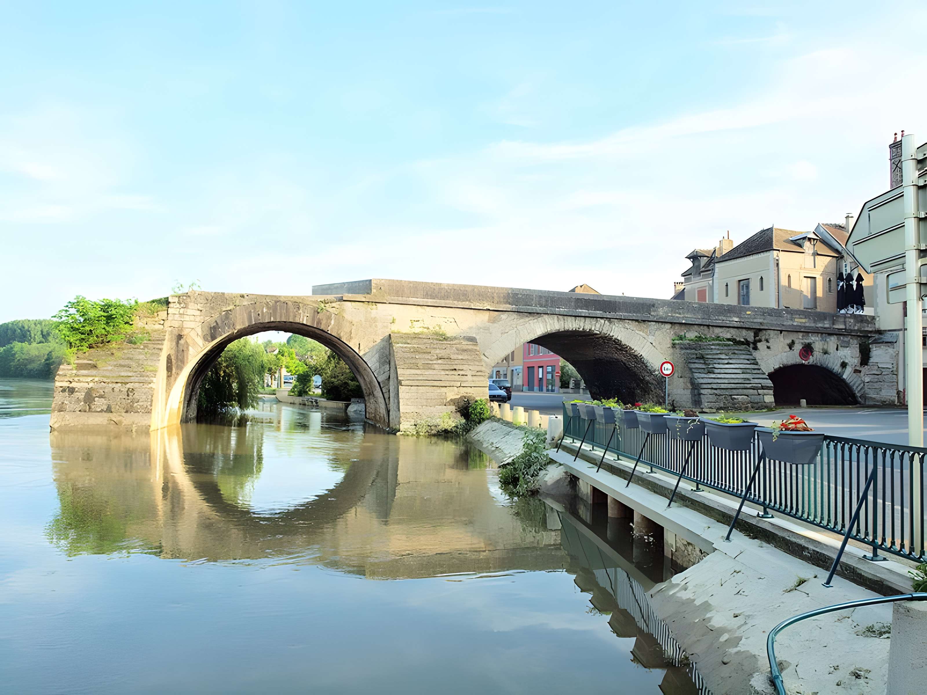 Vieux pont de Pont-sur-Yonne