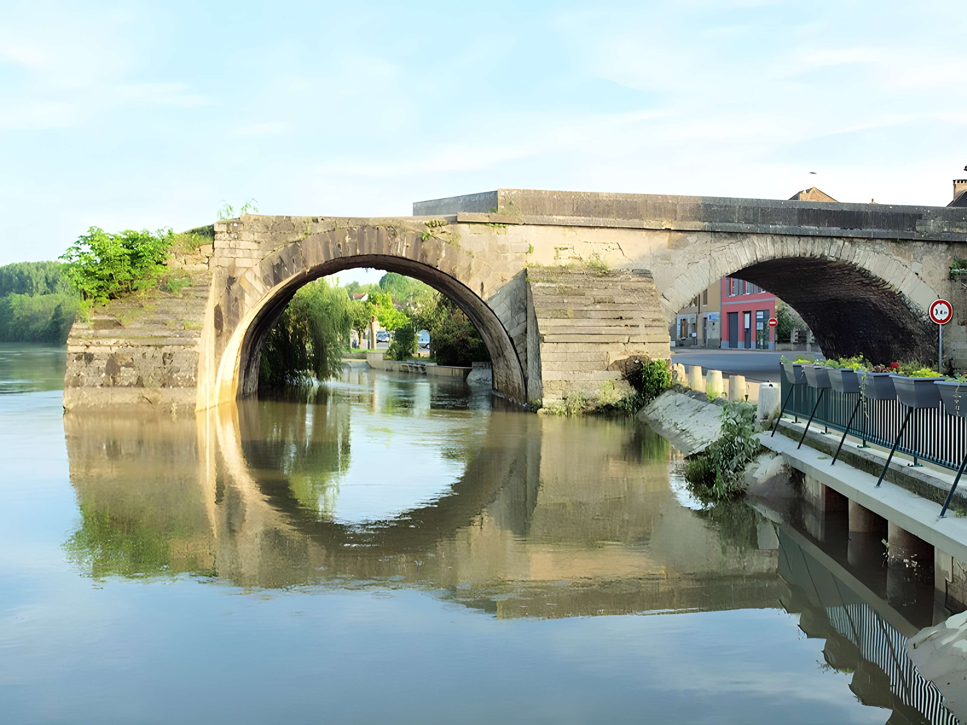 Vieux pont de Pont-sur-Yonne