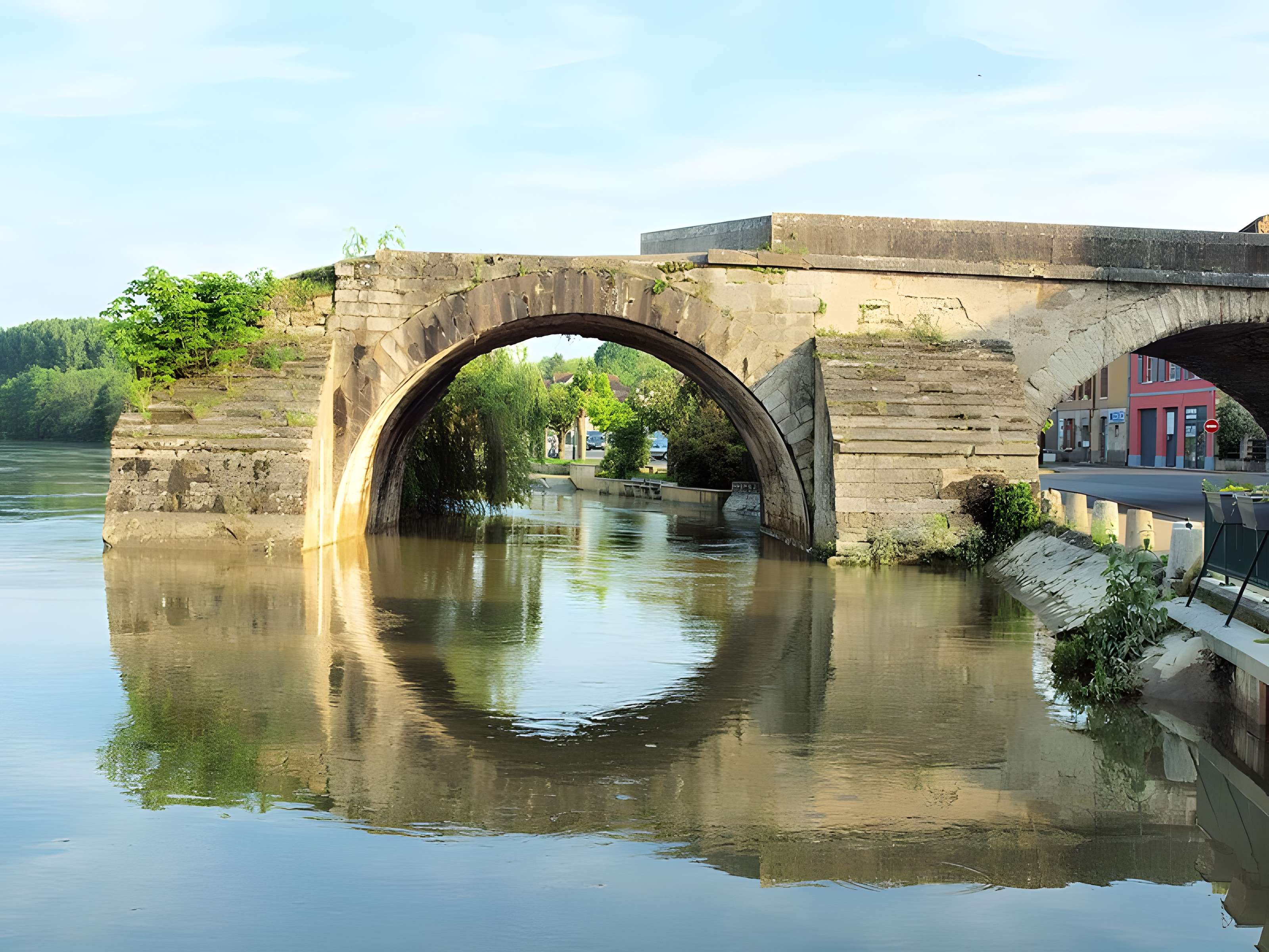 Vieux pont de Pont-sur-Yonne