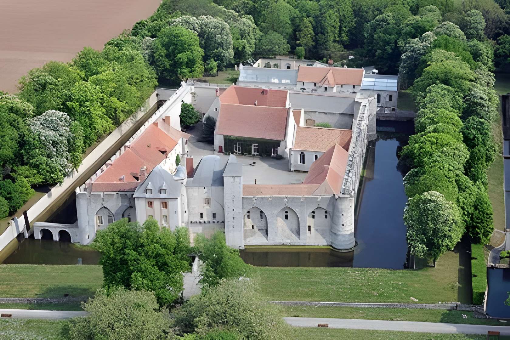 Château de Farcheville vue aérienne