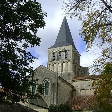 Abbaye de Saint-Amant-de-Boixe