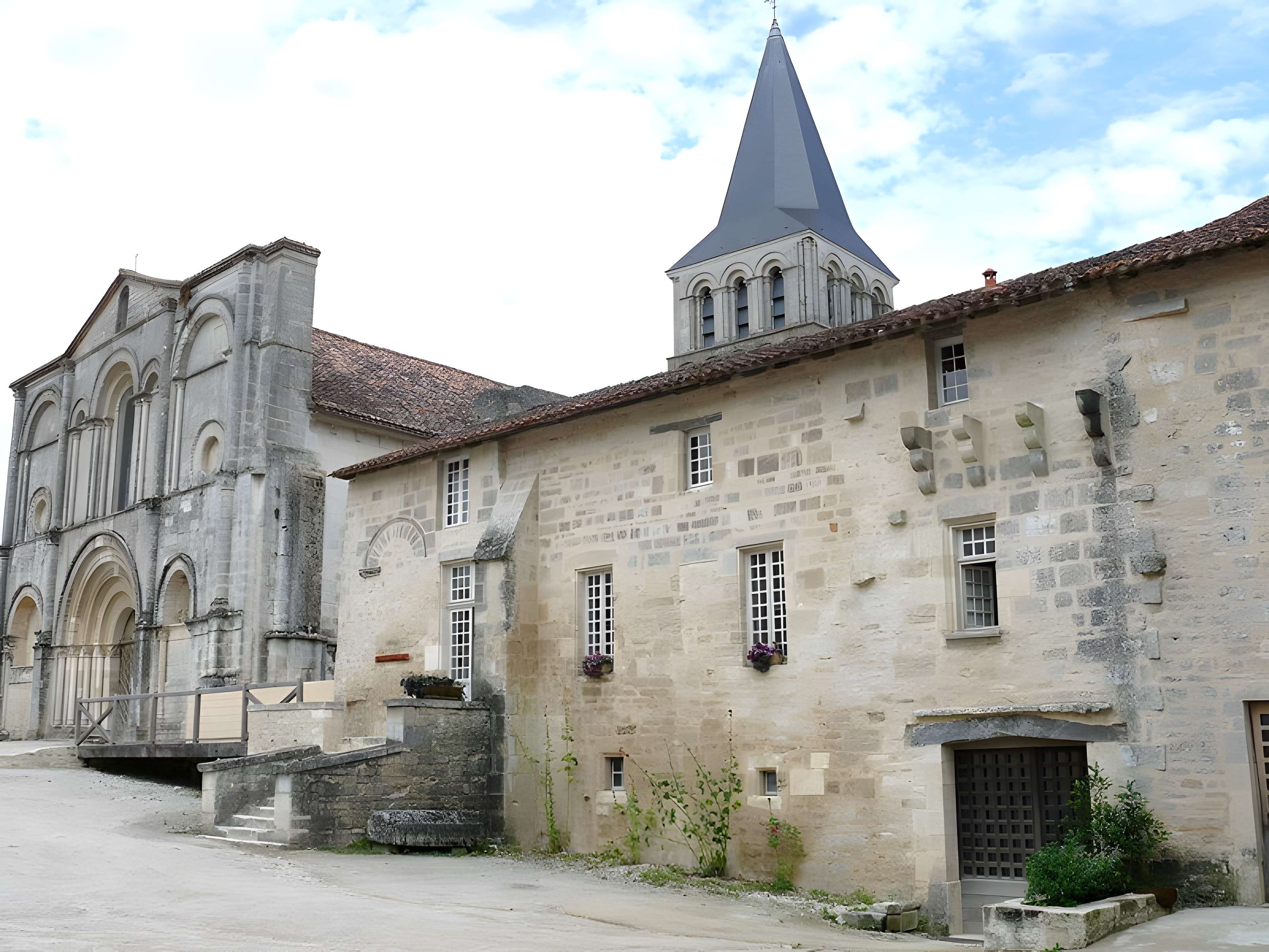 Abbaye de Saint-Amant-de-Boixe