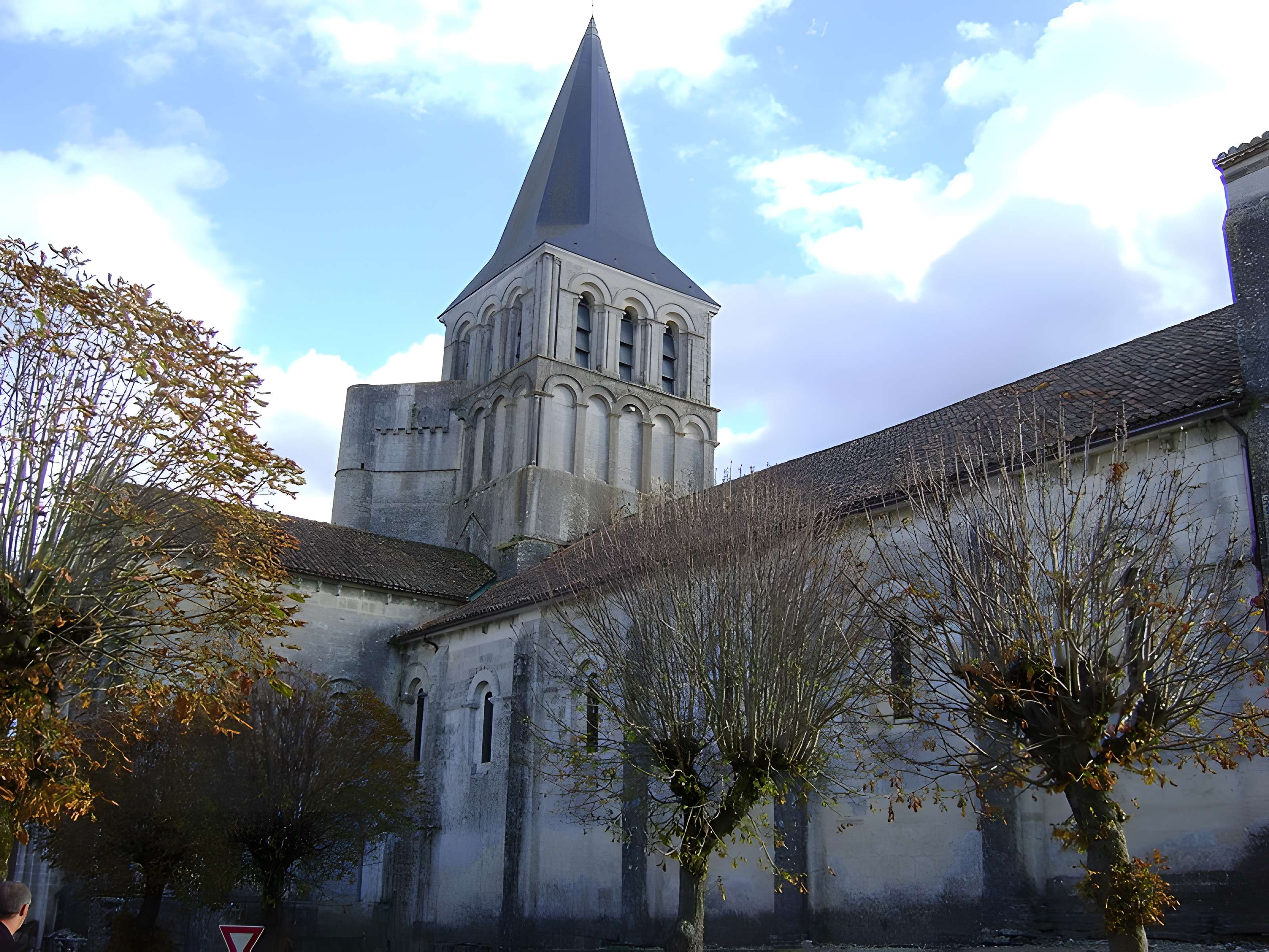 Abbaye de Saint-Amant-de-Boixe