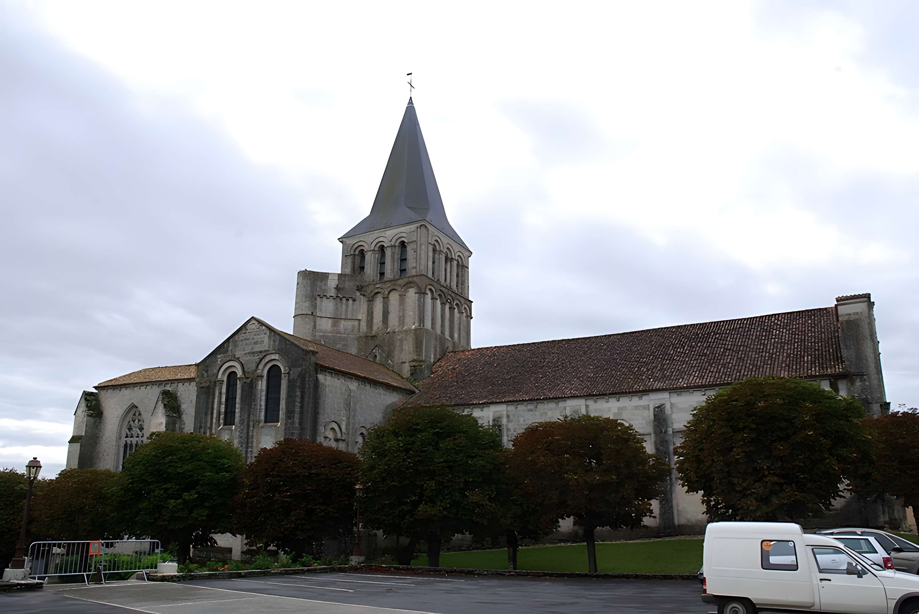 Abbaye de Saint-Amant-de-Boixe