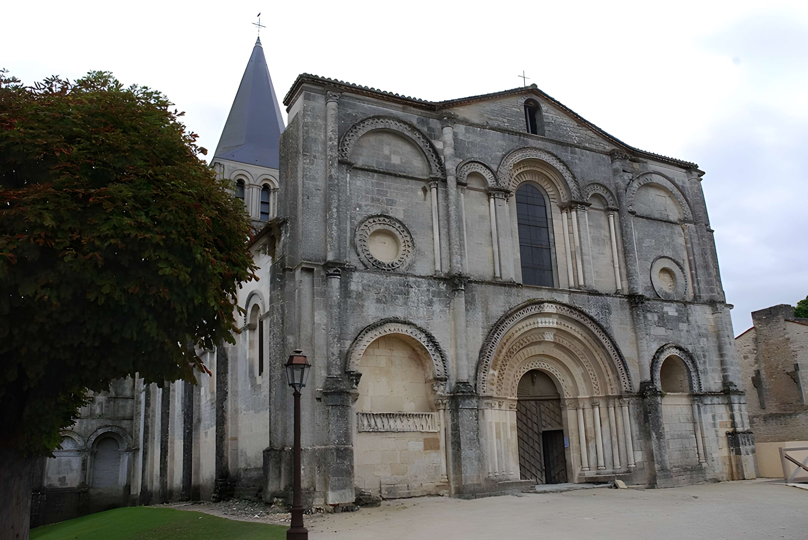 Abbaye de Saint-Amant-de-Boixe