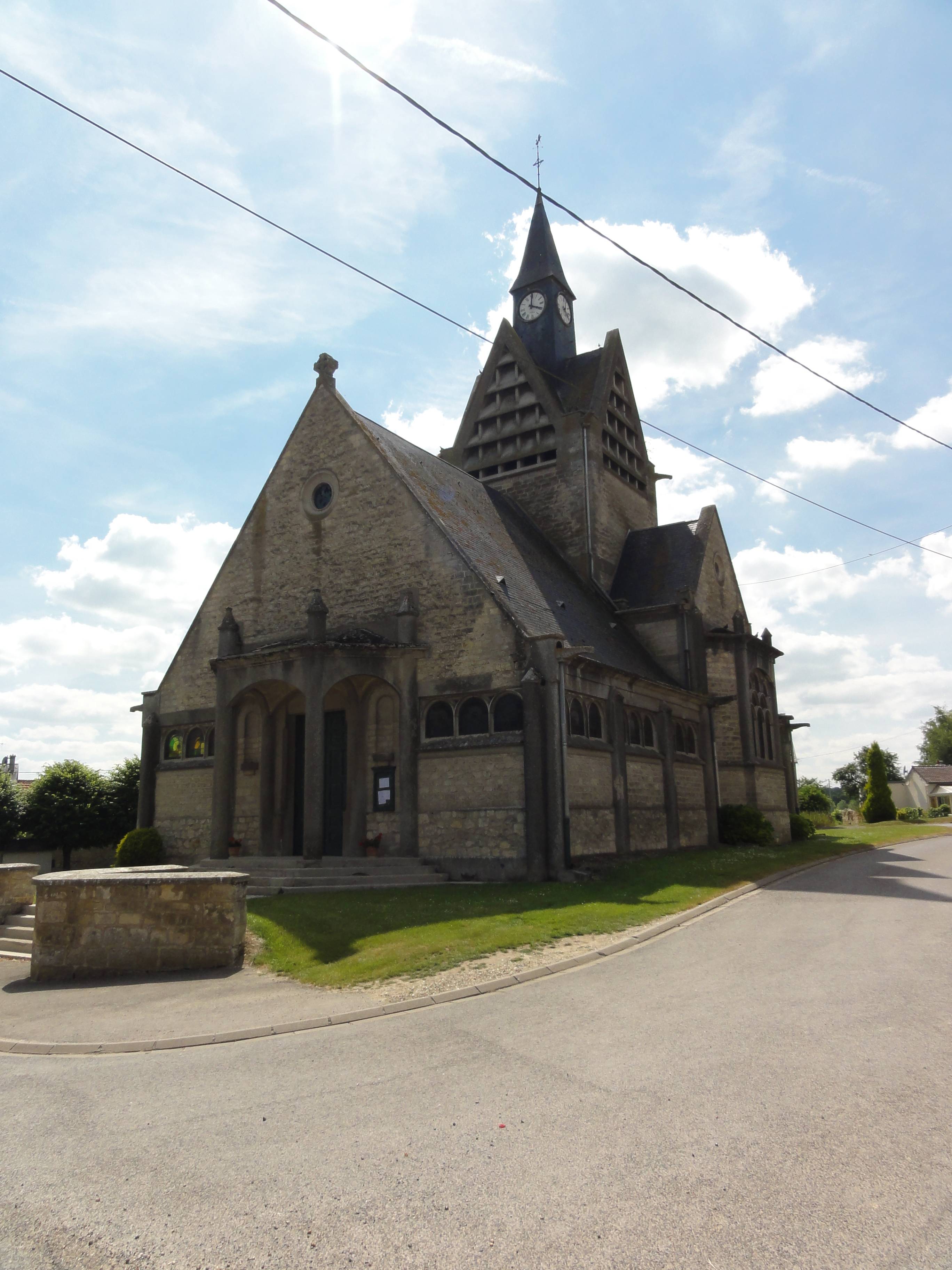 Photo de ナンチュイル・ラ・フォッセーの聖メダード教会