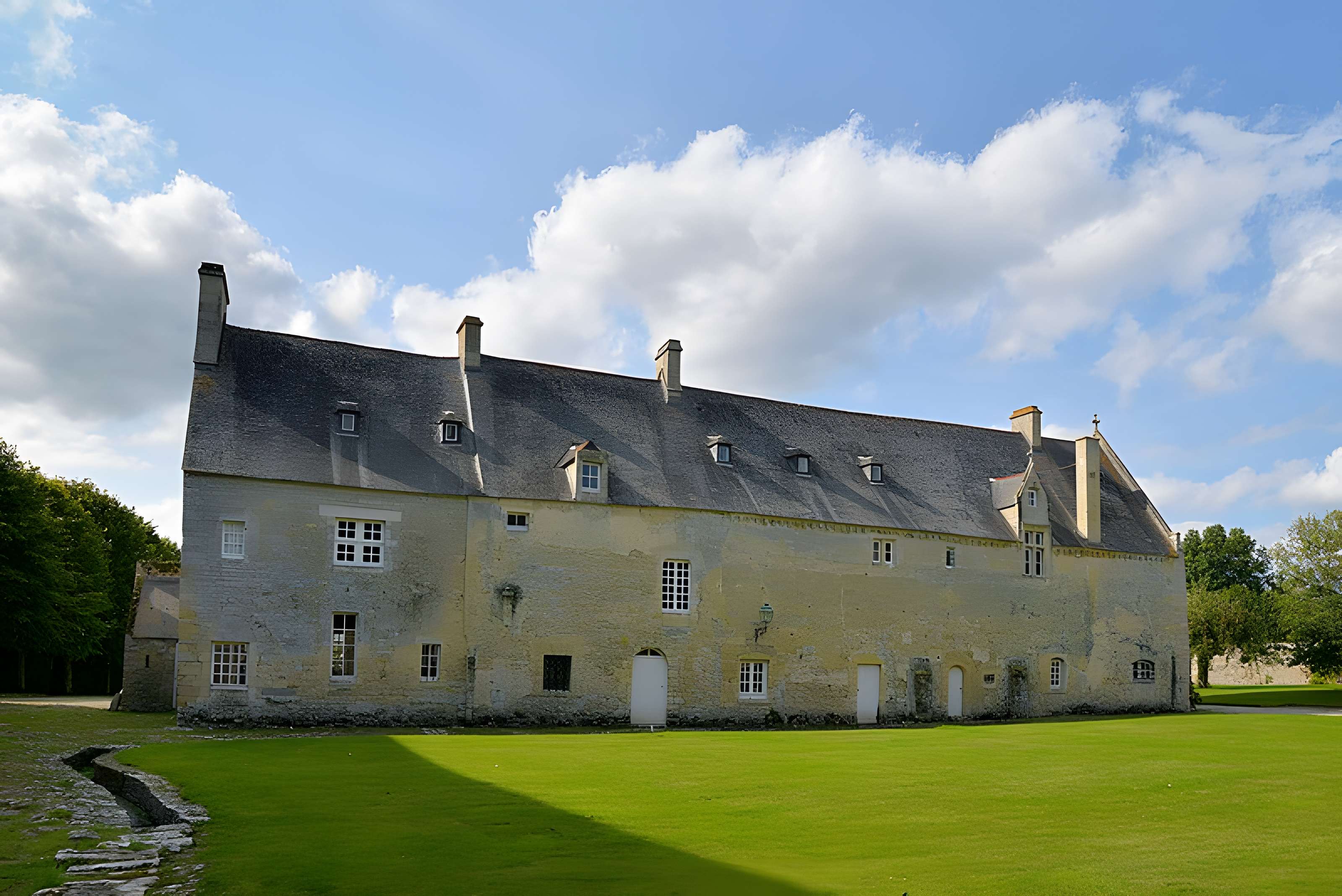 Abbaye Sainte-Marie de Longues-sur-Mer