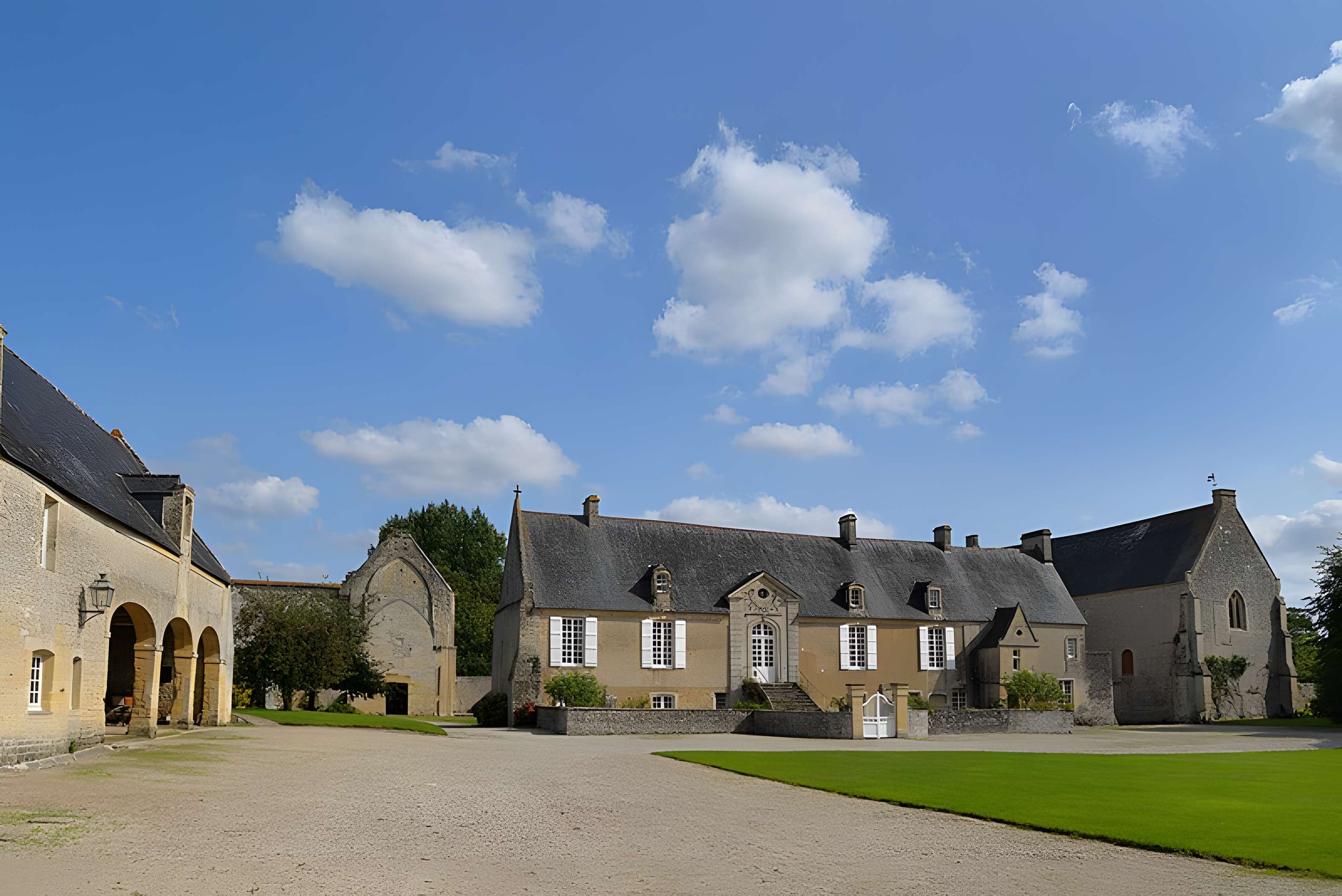 Abbaye Sainte-Marie de Longues-sur-Mer