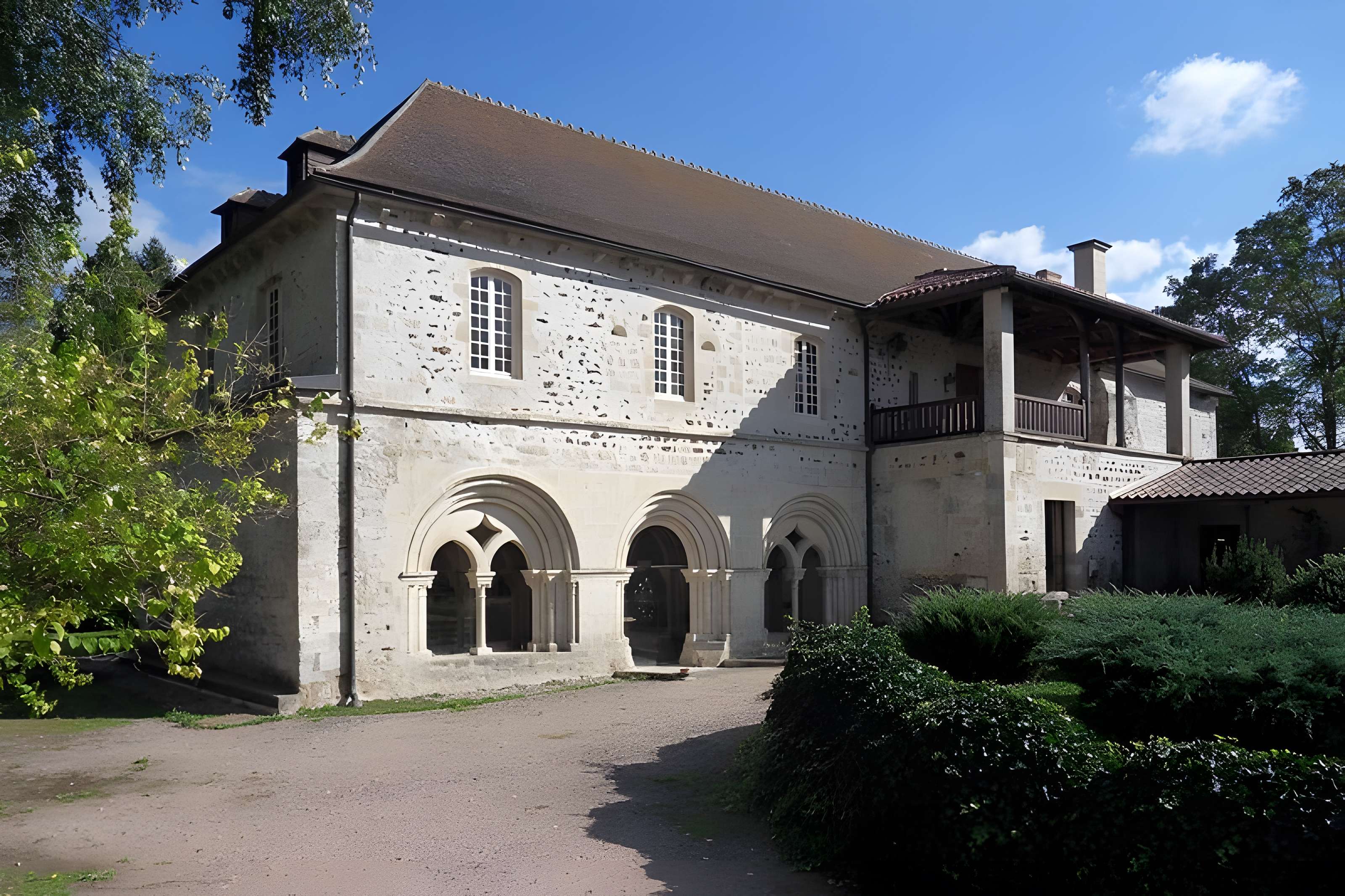 Abbaye Saint-Gilbert de Neuffontaines 