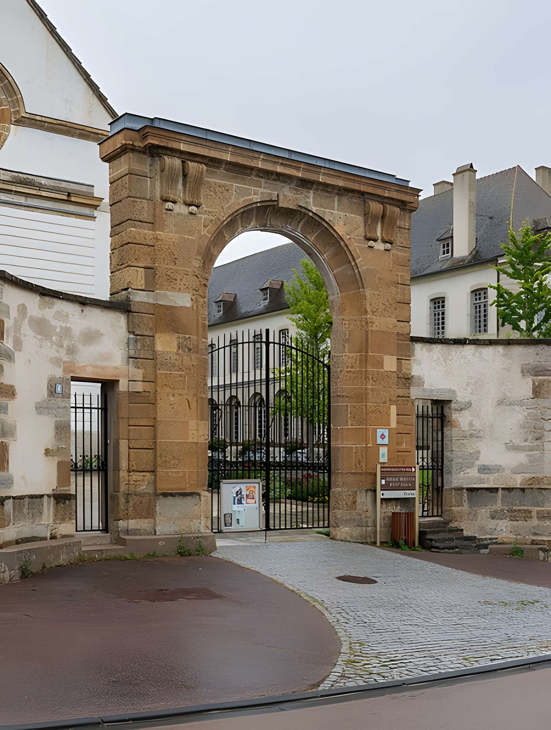 Abbaye Saint-Léonard de Corbigny