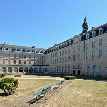 Ancienne abbaye Saint-Vincent, actuellement lycée Bellevue