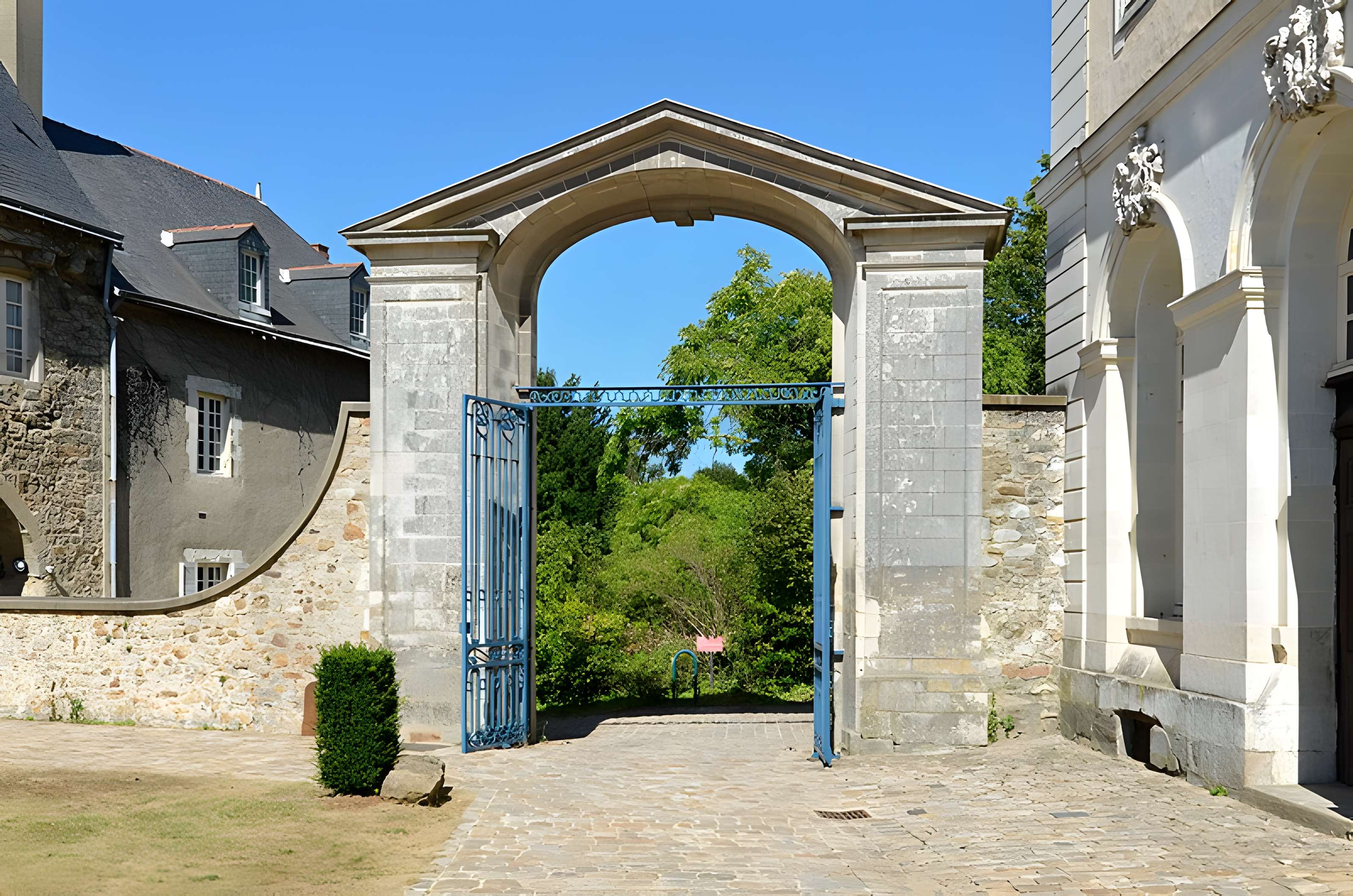 Ancienne abbaye Saint-Vincent, actuellement lycée Bellevue
