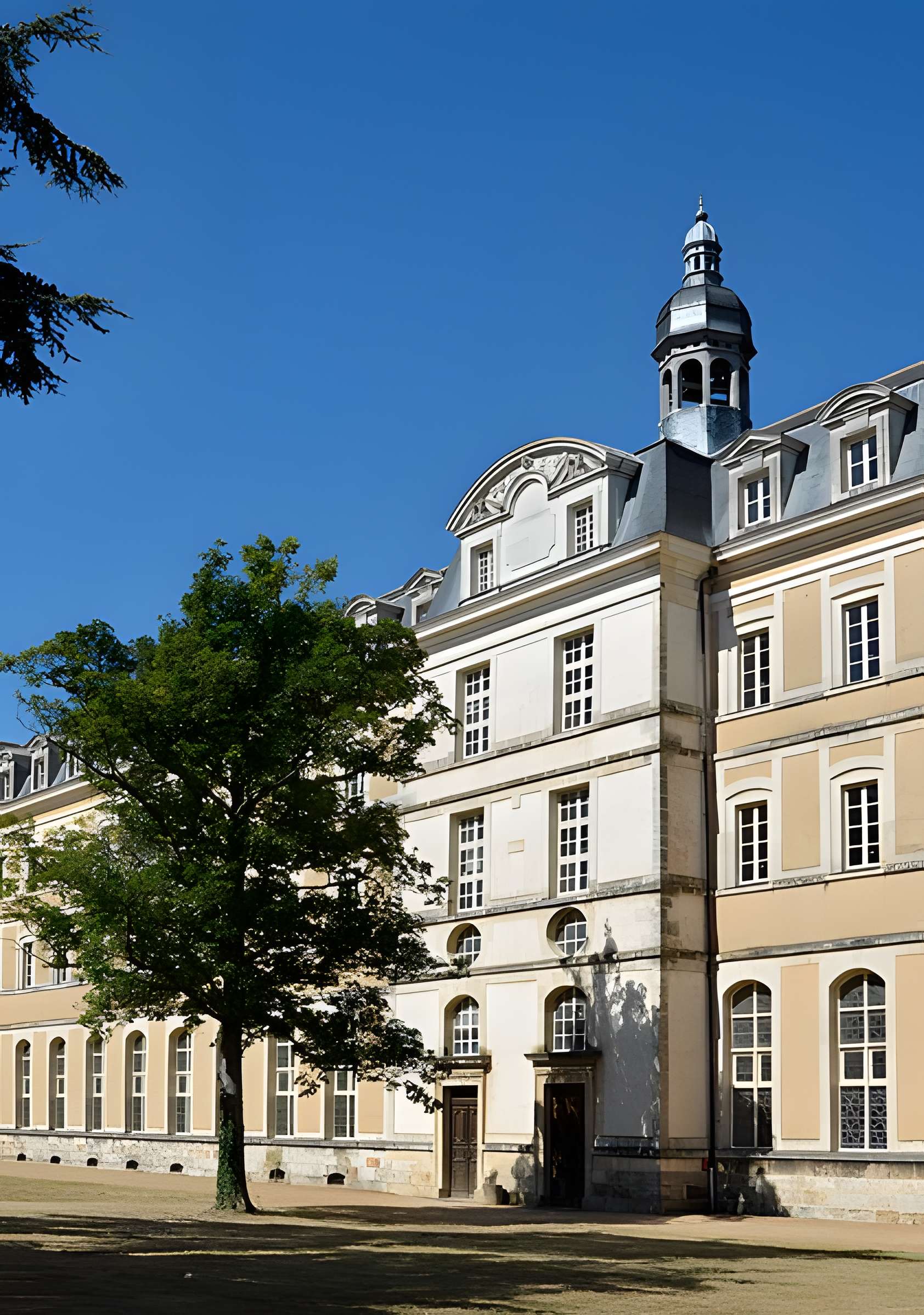 Ancienne abbaye Saint-Vincent, actuellement lycée Bellevue