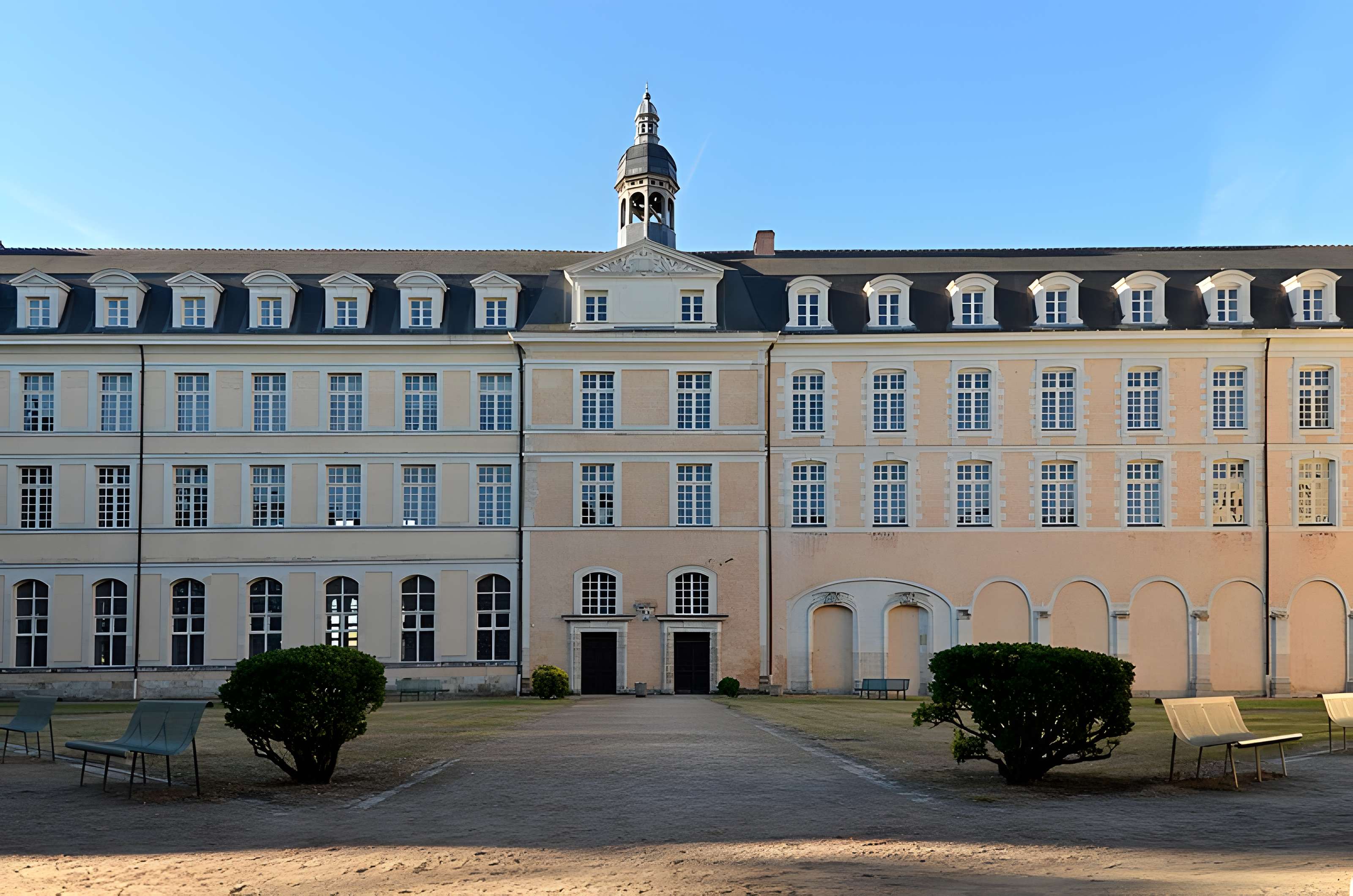 Ancienne abbaye Saint-Vincent, actuellement lycée Bellevue